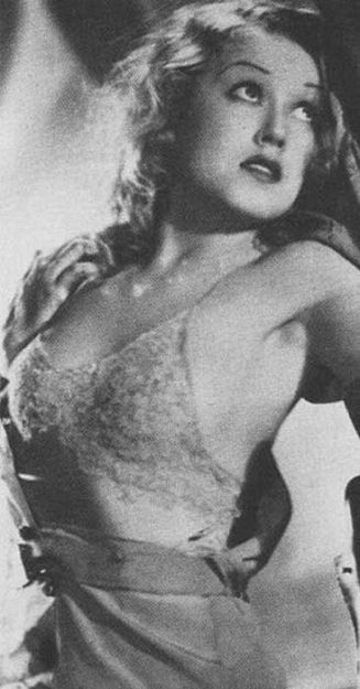 Throughout the film Fay Wray loses most of her clothes, a sort of slow striptease which only heightens the eroticism. 